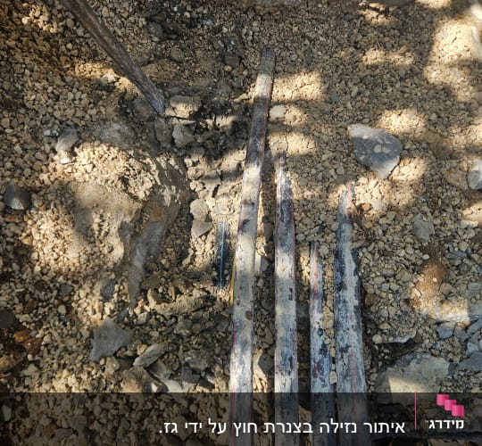 חפירה באדמה וחשיפת צנרת מים תת קרקעית במהלך איתור נזילה